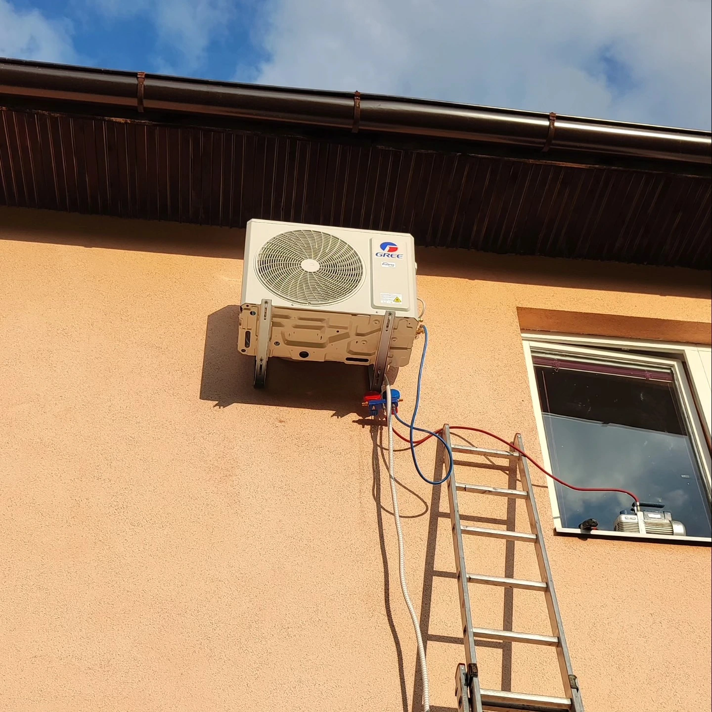 Vanjska jedinica Gree klime na čeličnim nosačima - Klima servis AN