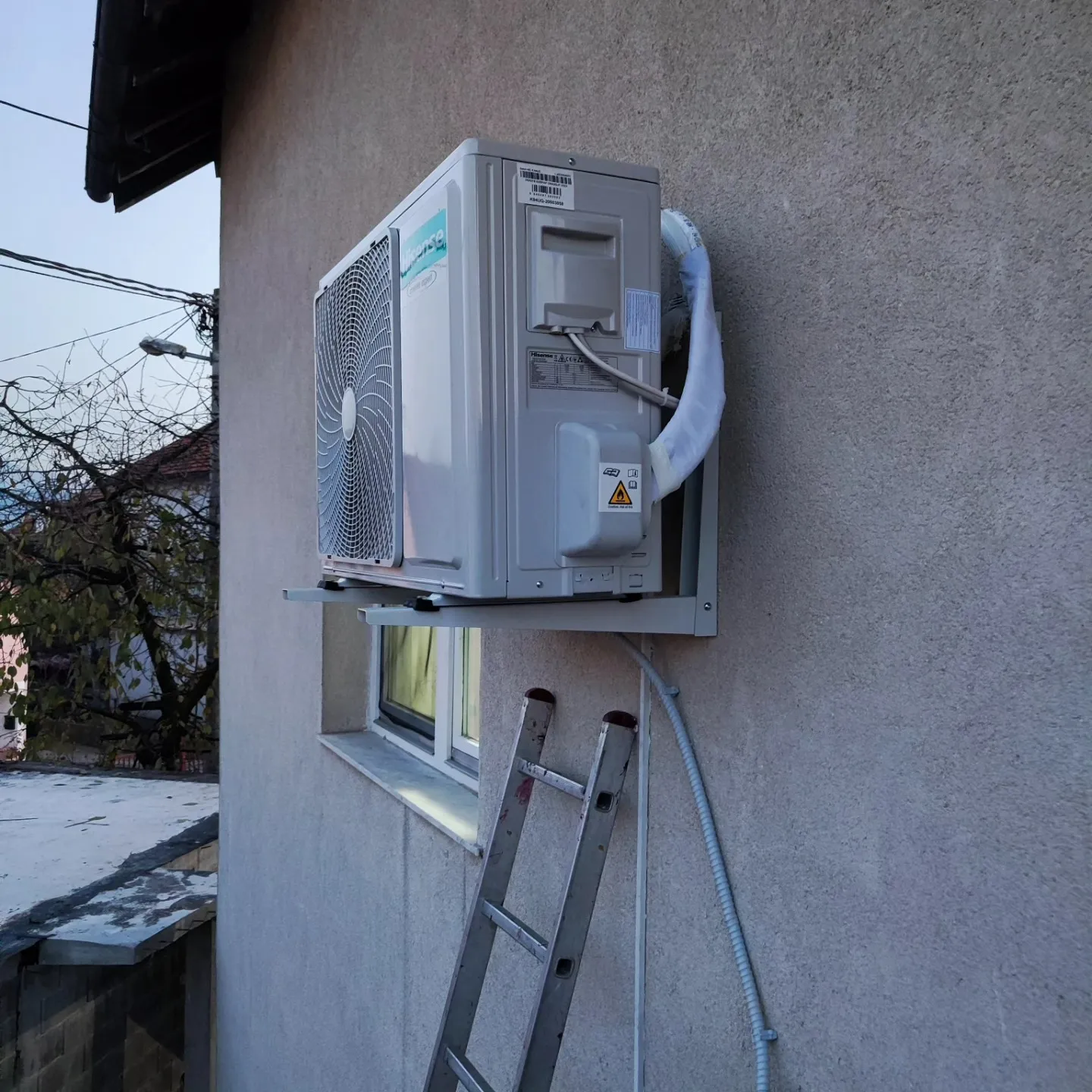 Postavljanje vanjske jedinice Hisense klime na fasadu objekta